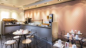 A modern breakfast bar with seating and a patterned wall. - Libertel Canal Saint Martin (Paris)