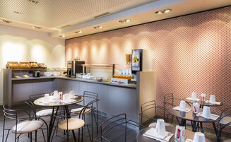 Una barra de desayuno moderna con asientos y un muro estampado.