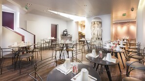 Petit déjeuner continental (12 EUR par personne)