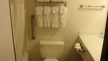 Ensemble douche/baignoire, sĂšche-cheveux, serviettes fournies