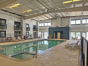 Una piscina cubierta, tumbonas
