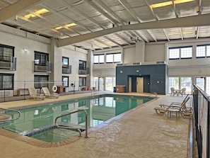 Piscine couverte, chaises longues
