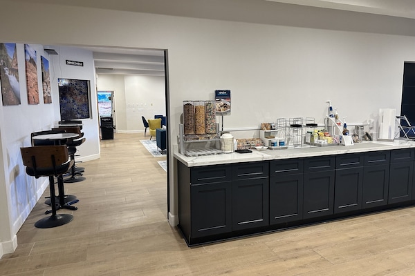Café da manhã com buffet grátis todos os dias