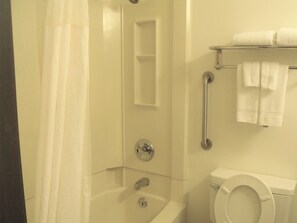 Combined shower/bathtub, hair dryer, towels - Clarion Pointe Winslow I-40 (Winslow)