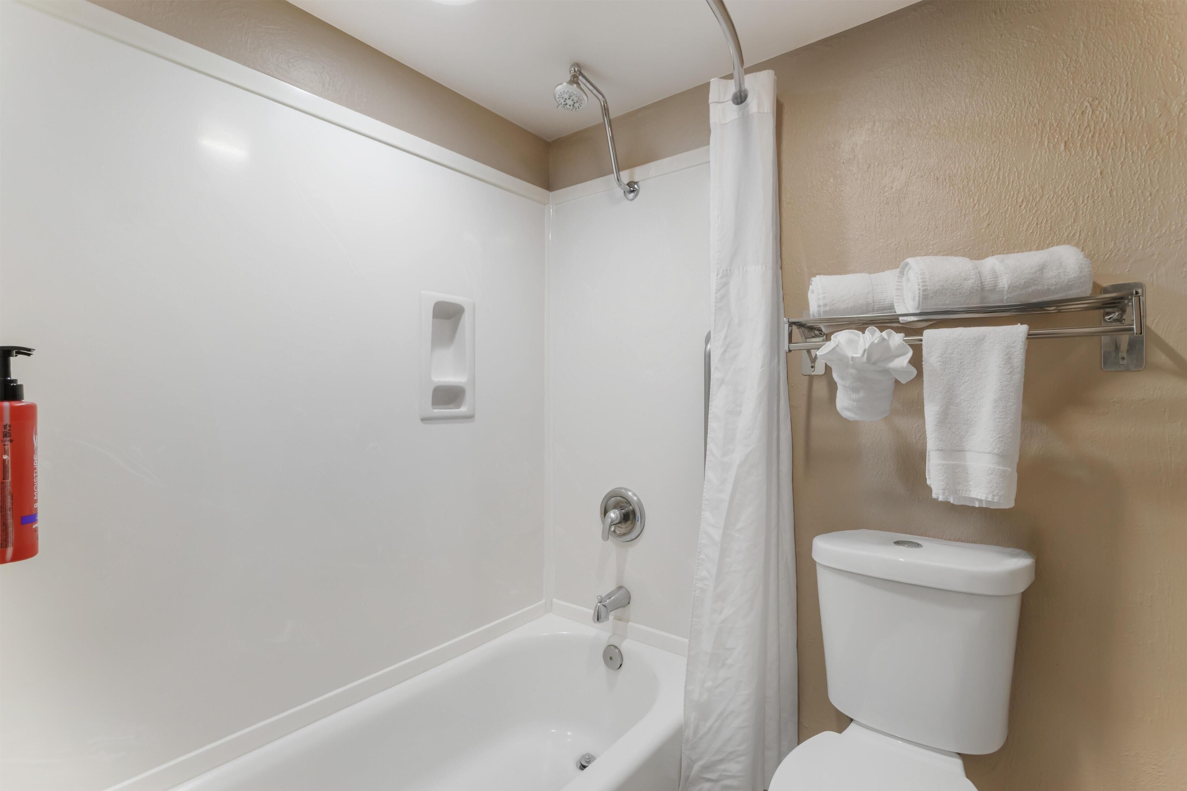 Habitación estándar, 1 cama de matrimonio, no fumadores, frigorífico y microondas | Baño | Ducha y bañera combinadas y artículos de higiene personal gratuitos