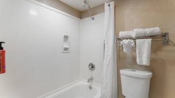 Habitación estándar, 1 cama de matrimonio, no fumadores, frigorífico y microondas | Baño | Ducha y bañera combinadas y artículos de higiene personal gratuitos