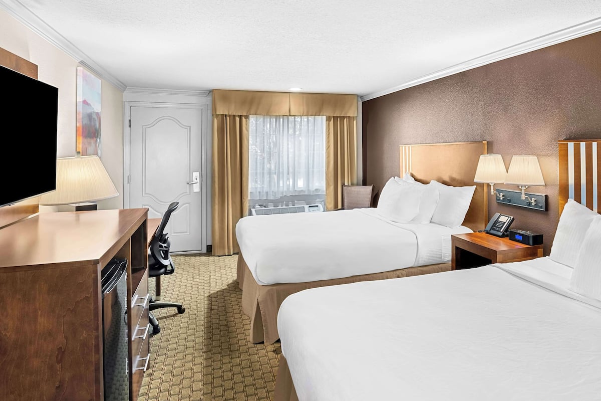Tempur-Pedic beds, desk, blackout drapes, soundproofing
