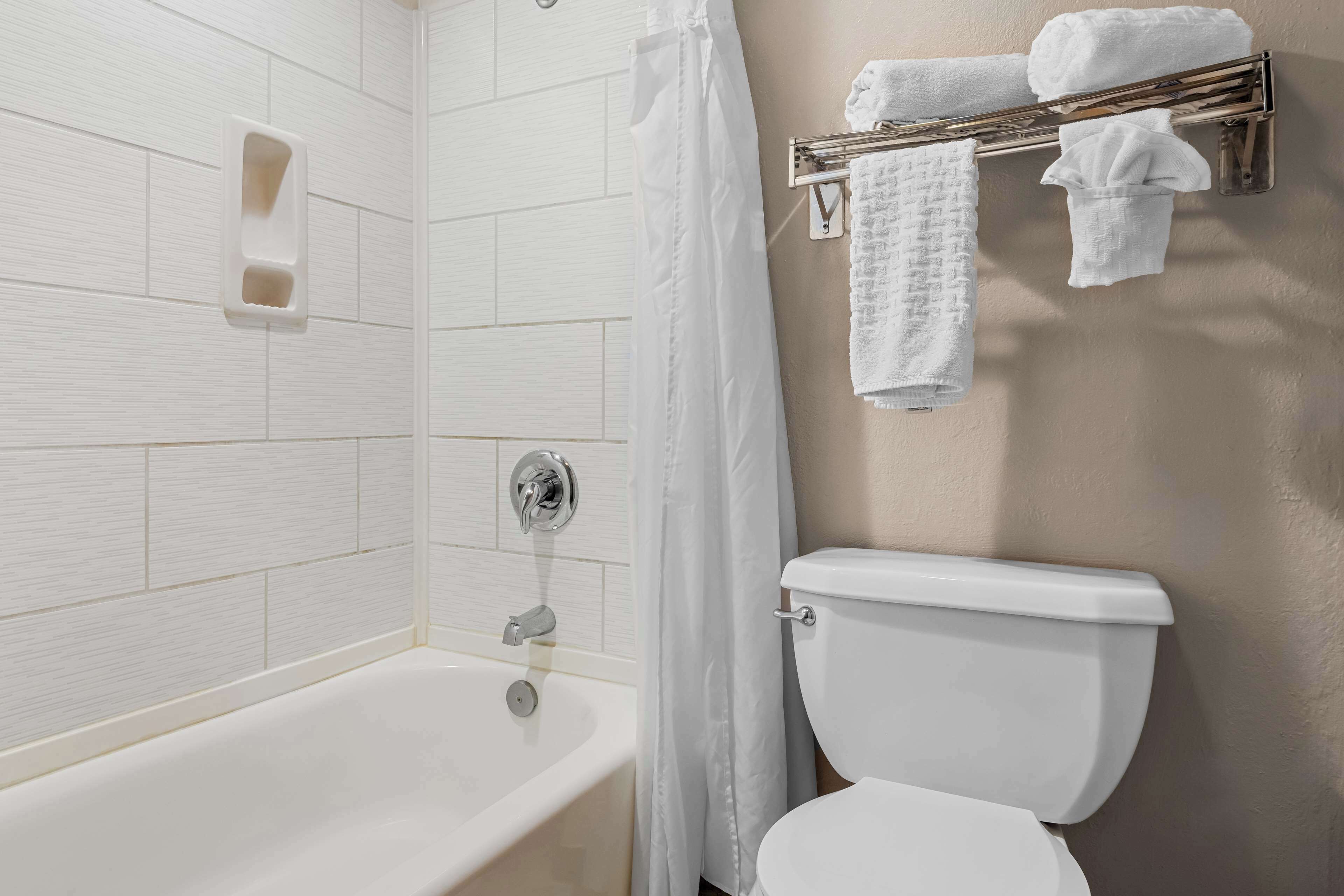 standard room, 1 king bed, non smoking, refrigerator & microwave | bathroom | combined shower/bathtub, free toiletries, hair dryer, towels