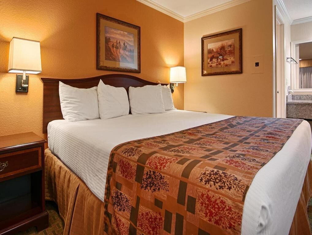 Tempur-Pedic beds, desk, blackout drapes, soundproofing