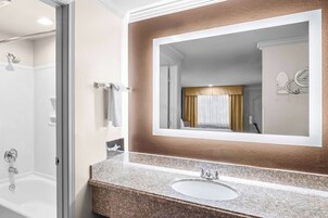 Bañera con ducha, artículos de tocador gratuitos, secador de pelo