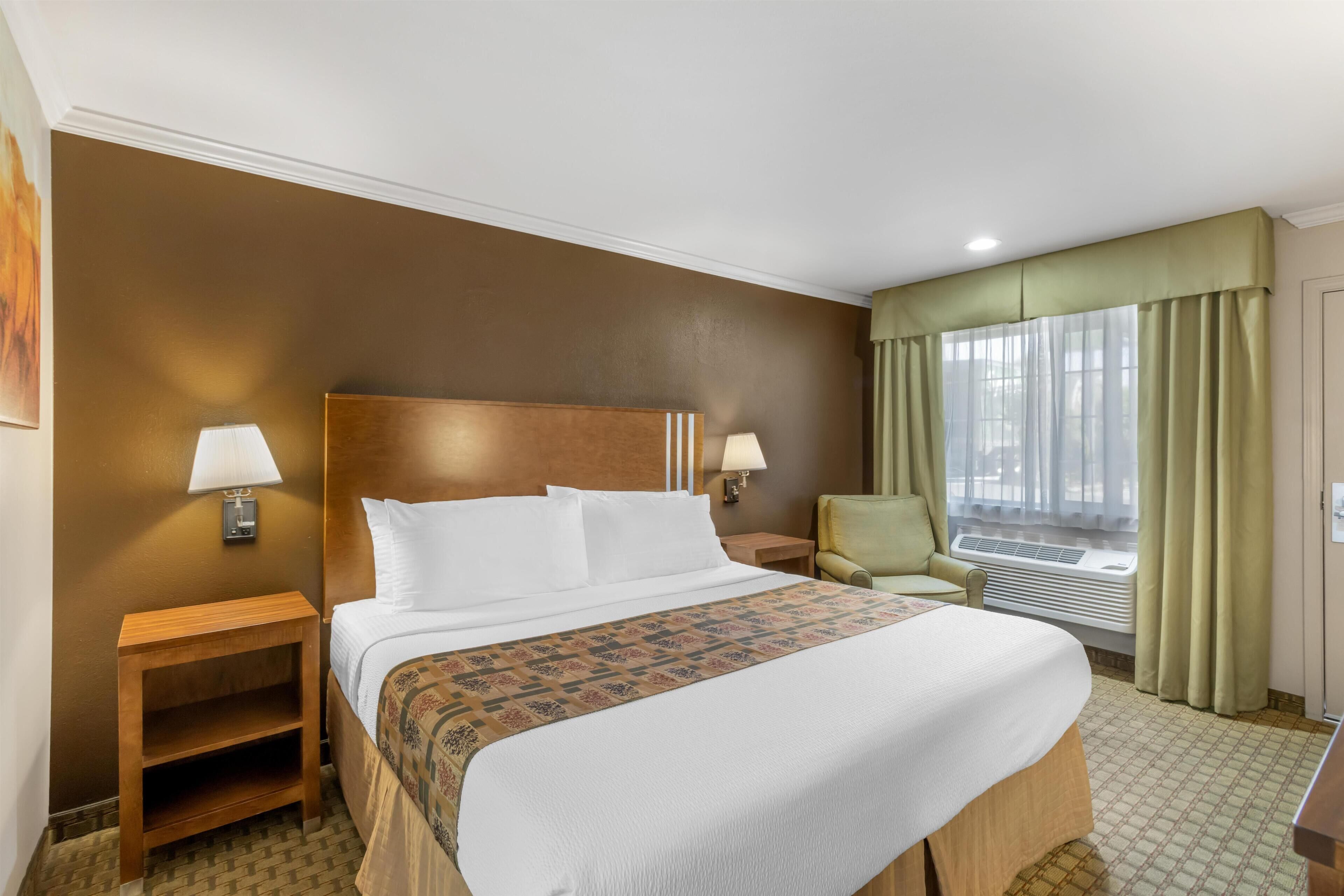 Standard Room, 1 Queen Bed, Non Smoking, Refrigerator & Microwave