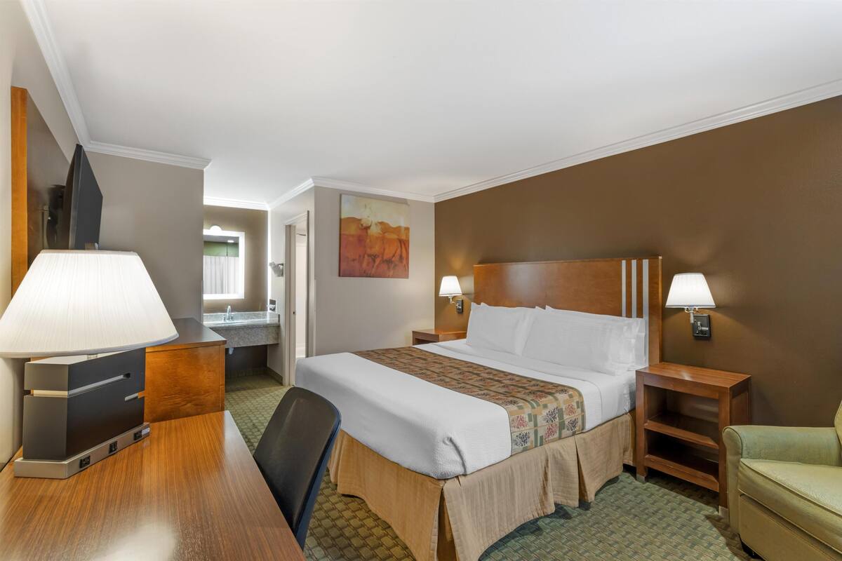 Standard Room, 1 Queen Bed, Non Smoking, Refrigerator & Microwave | Tempur-Pedic beds, desk, blackout drapes, soundproofing