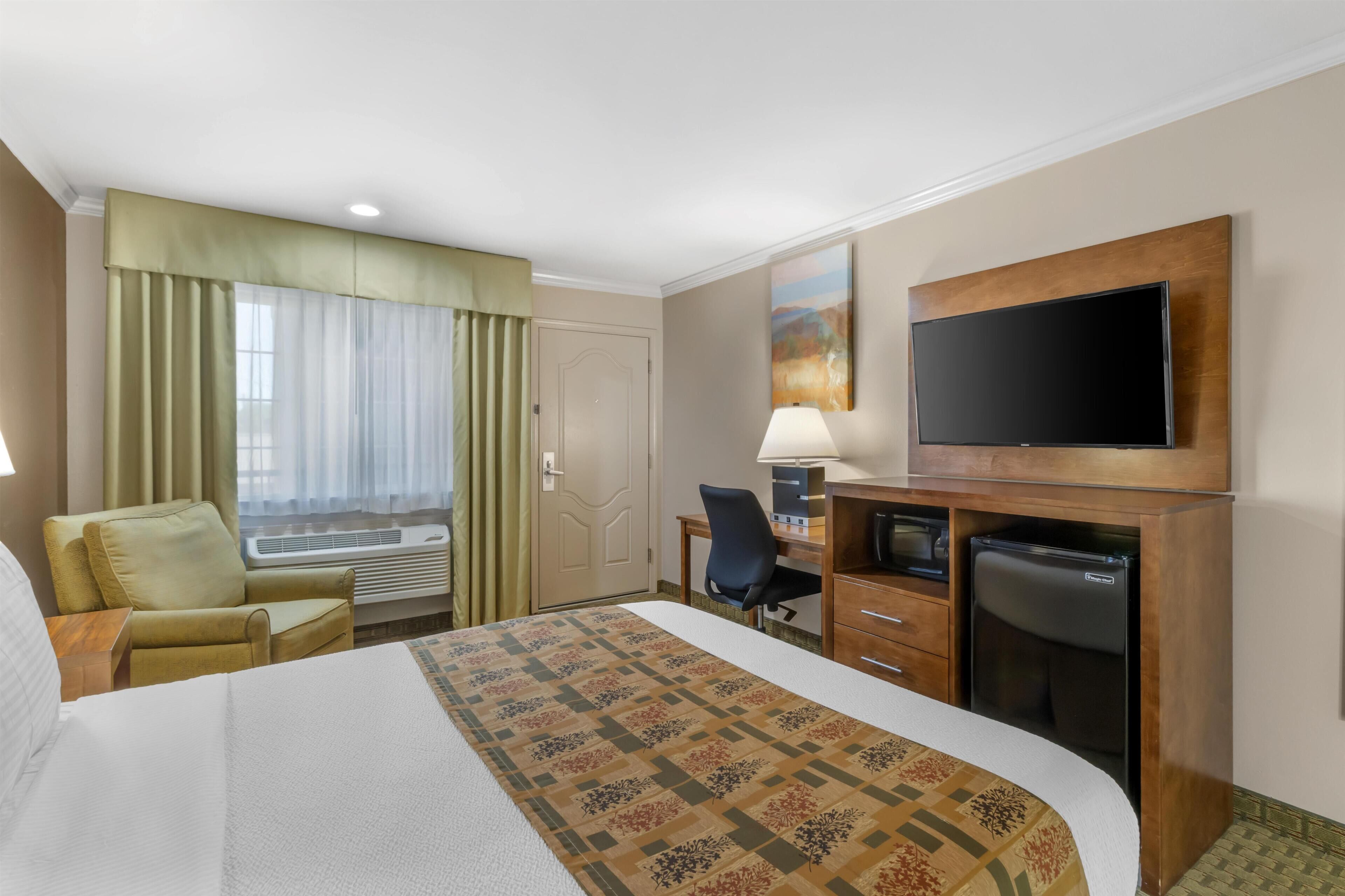 Tempur-Pedic beds, desk, blackout drapes, soundproofing