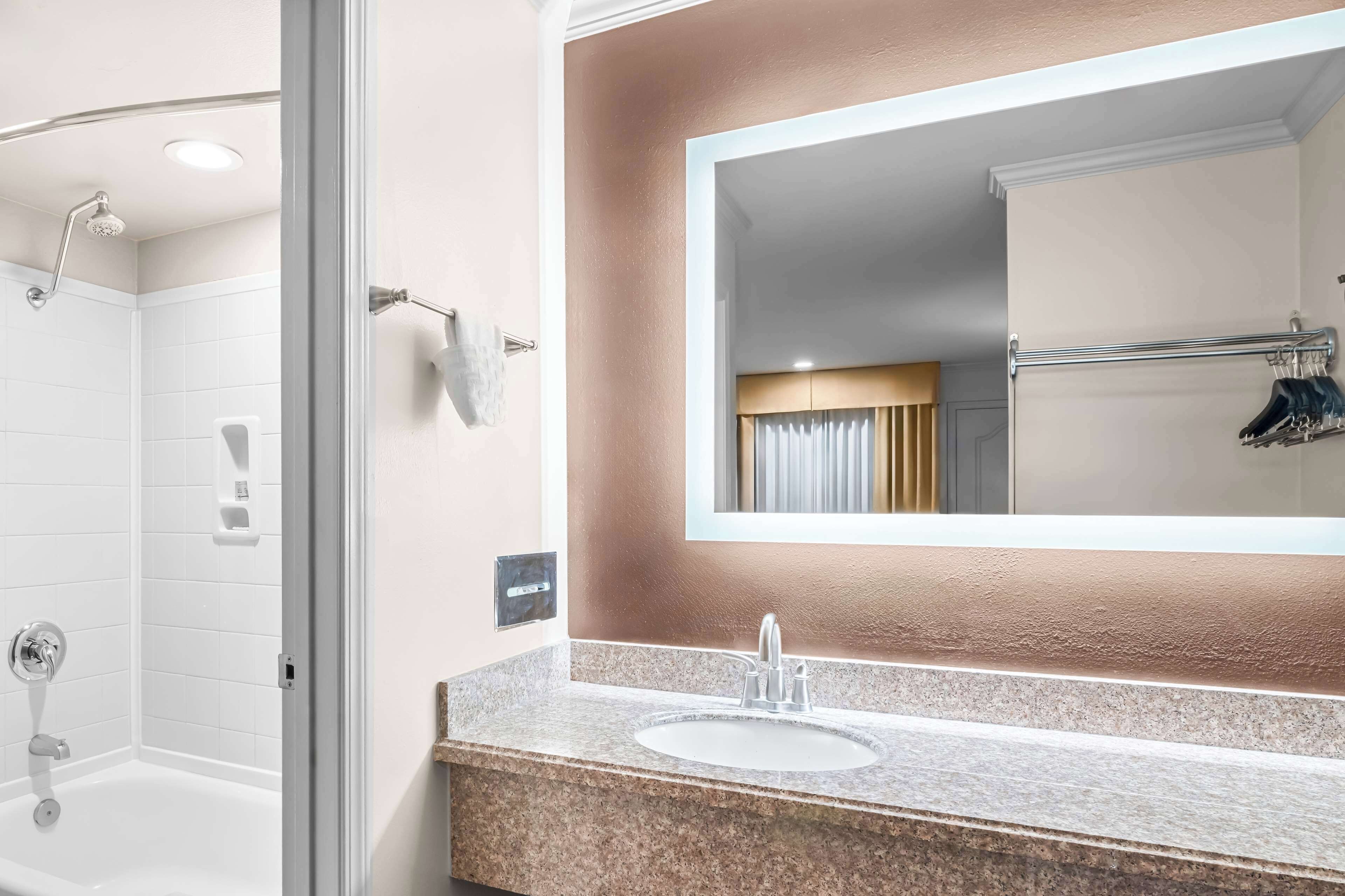 standard room, 1 king bed, non smoking, refrigerator & microwave | bathroom | combined shower/bathtub, free toiletries, hair dryer, towels