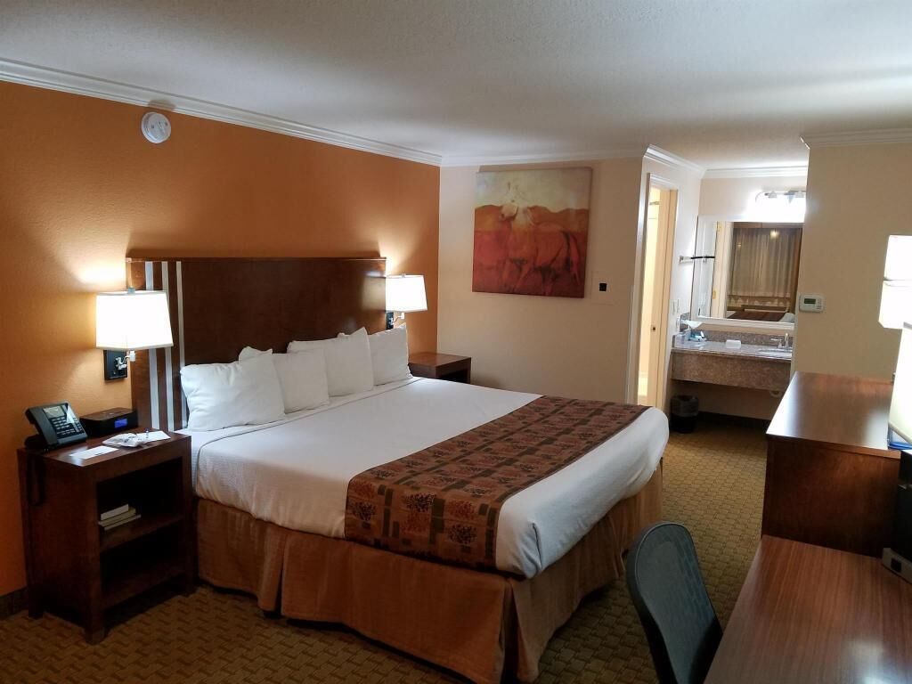 Tempur-Pedic beds, desk, blackout drapes, soundproofing