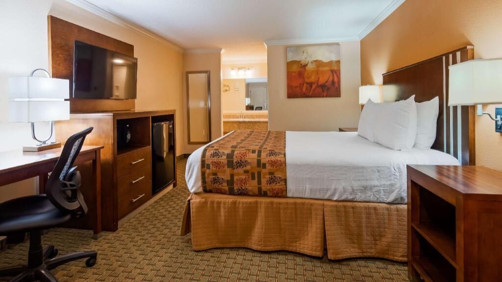 Tempur-Pedic beds, desk, blackout drapes, soundproofing