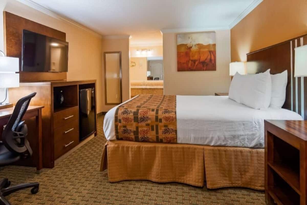 Tempur-Pedic beds, desk, blackout drapes, soundproofing