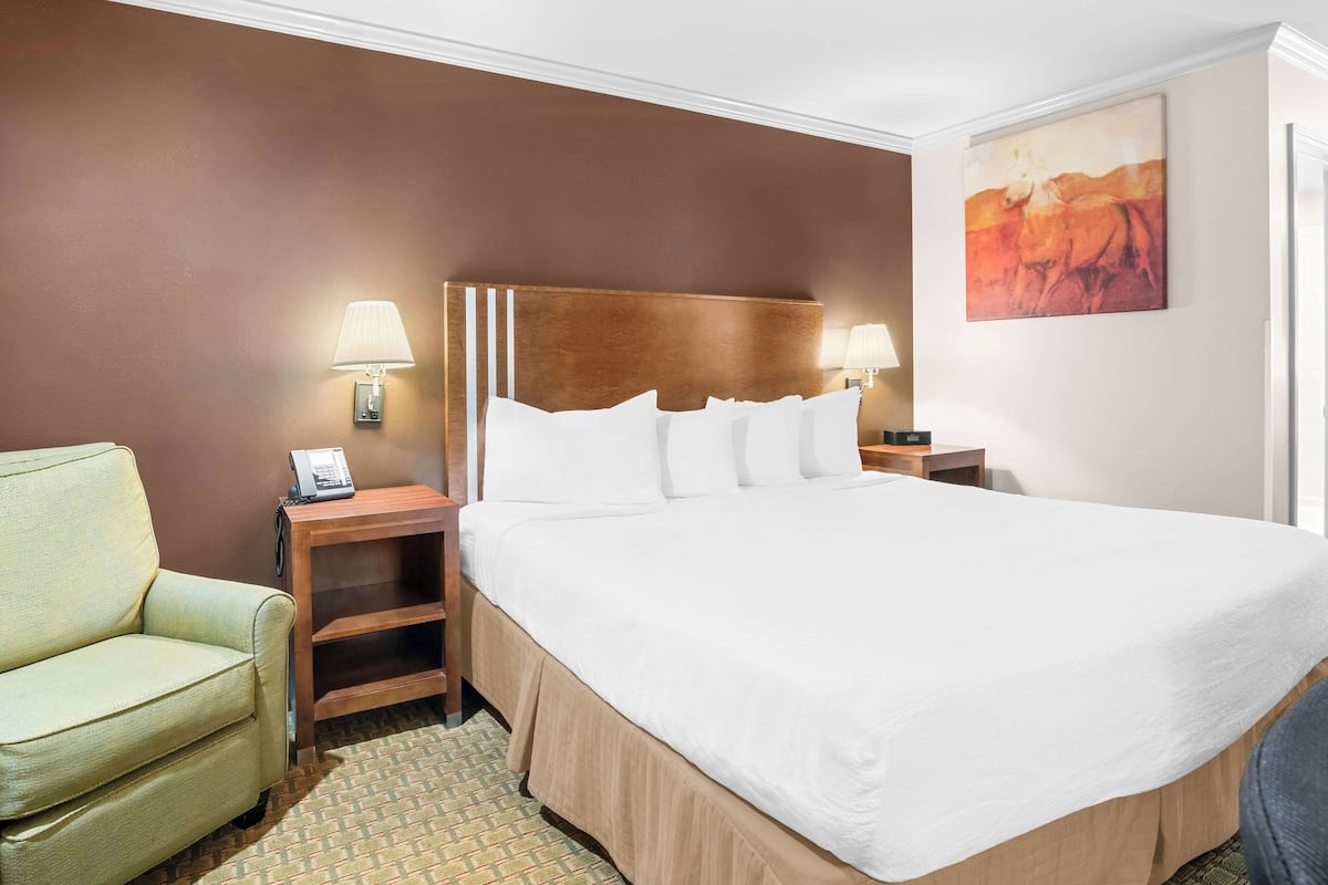 Tempur-Pedic beds, desk, blackout drapes, soundproofing