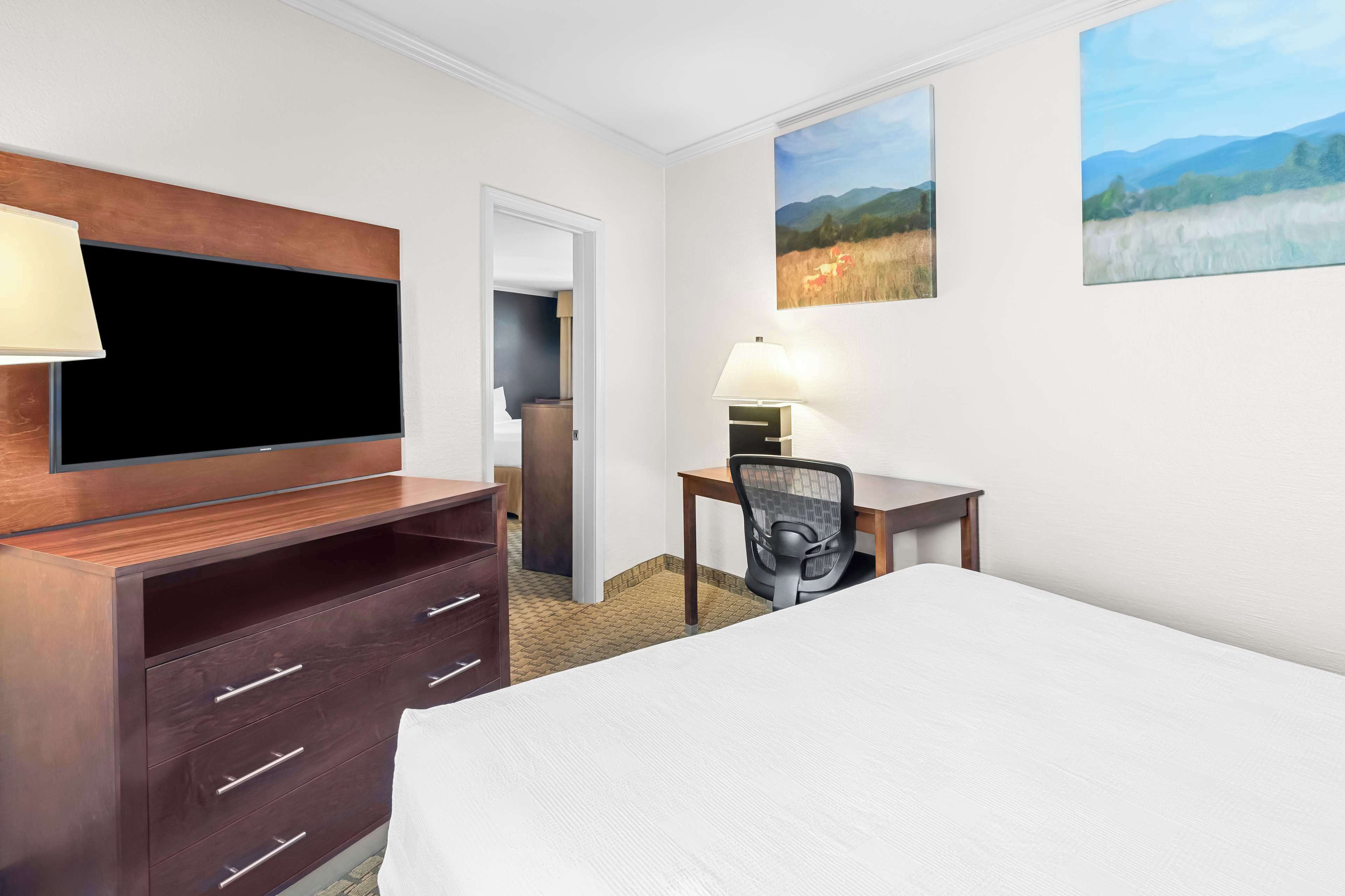 standard room, 1 queen bed, non smoking, refrigerator & microwave | tempur-pedic beds, desk, blackout curtains, soundproofing