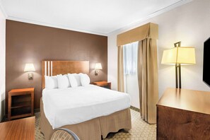 Standard Room, 1 Queen Bed, Non Smoking, Refrigerator & Microwave | Tempur-Pedic beds, desk, blackout drapes, soundproofing