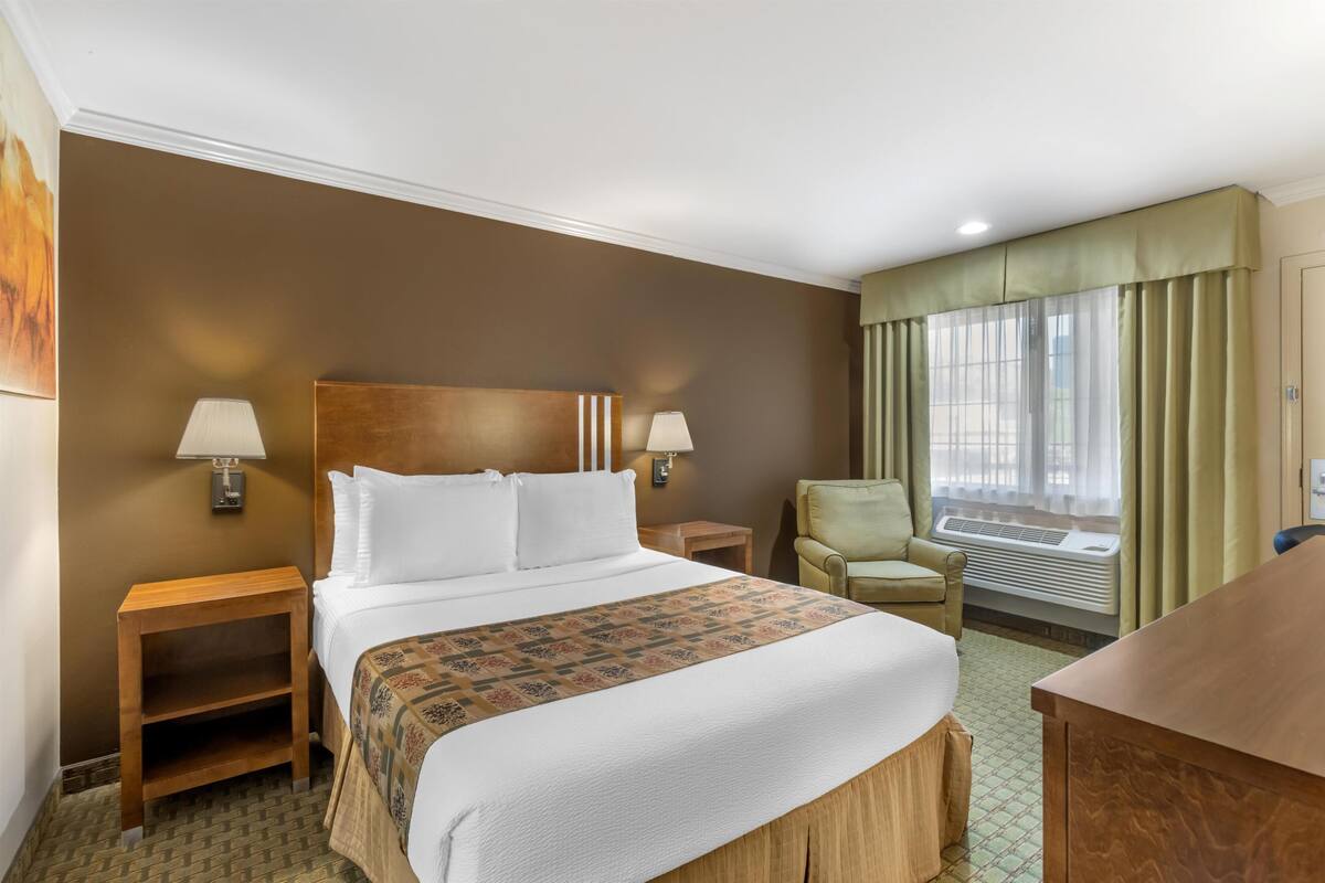 Tempur-Pedic beds, desk, blackout drapes, soundproofing