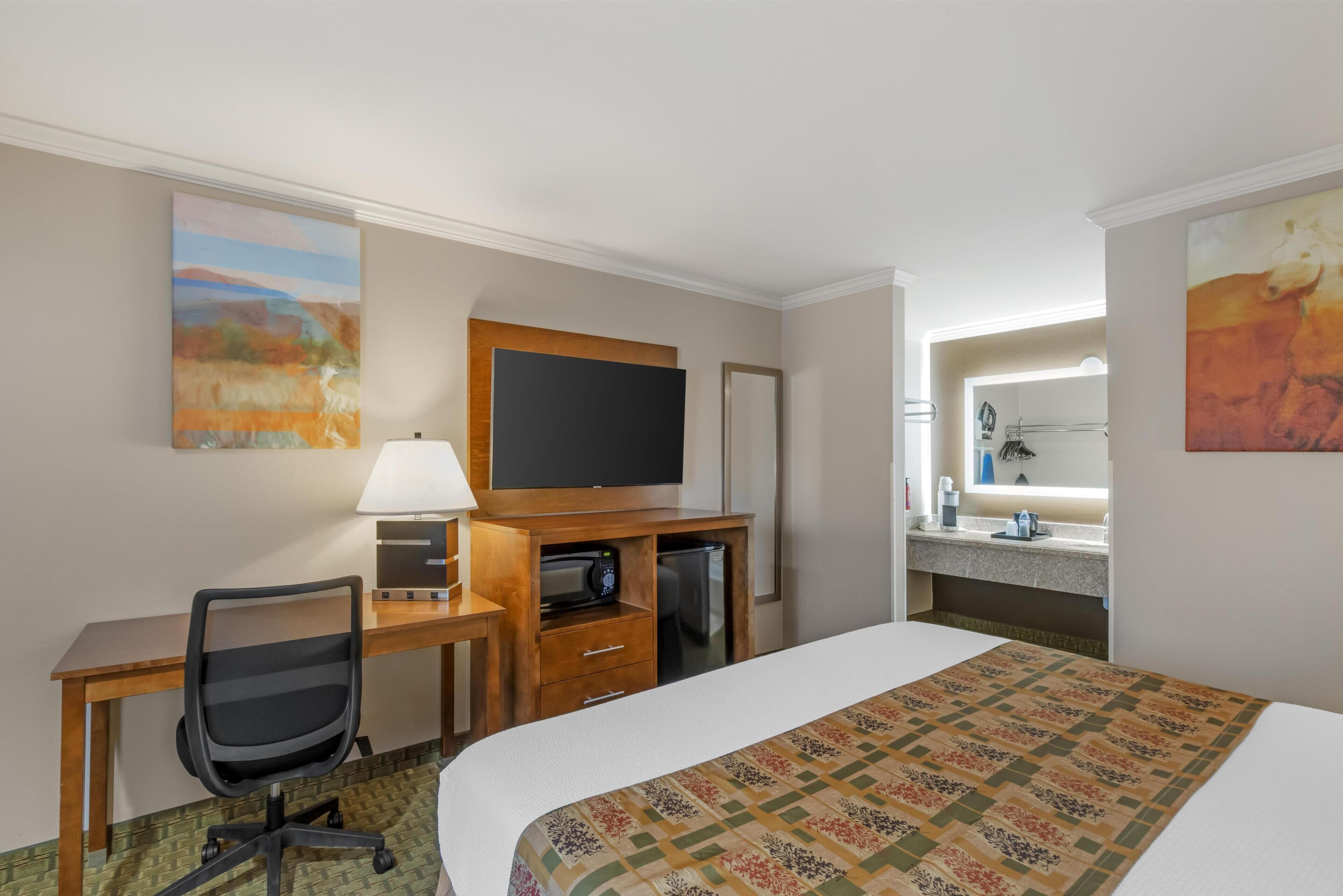 Standard Room, 1 Queen Bed, Non Smoking, Refrigerator & Microwave | Tempur-Pedic beds, desk, blackout curtains, soundproofing
