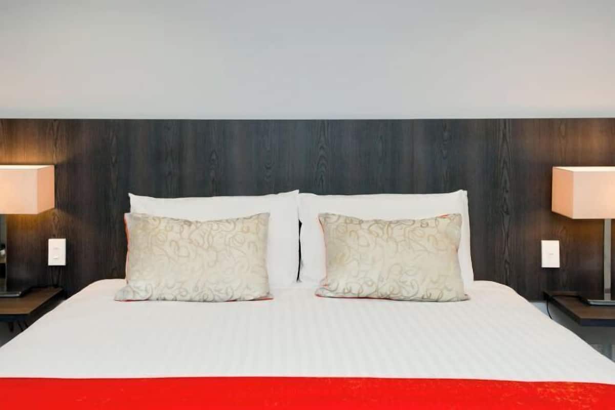 Zimmersafe, Schreibtisch, Bügeleisen/Bügelbrett, kostenlose Babybetten
