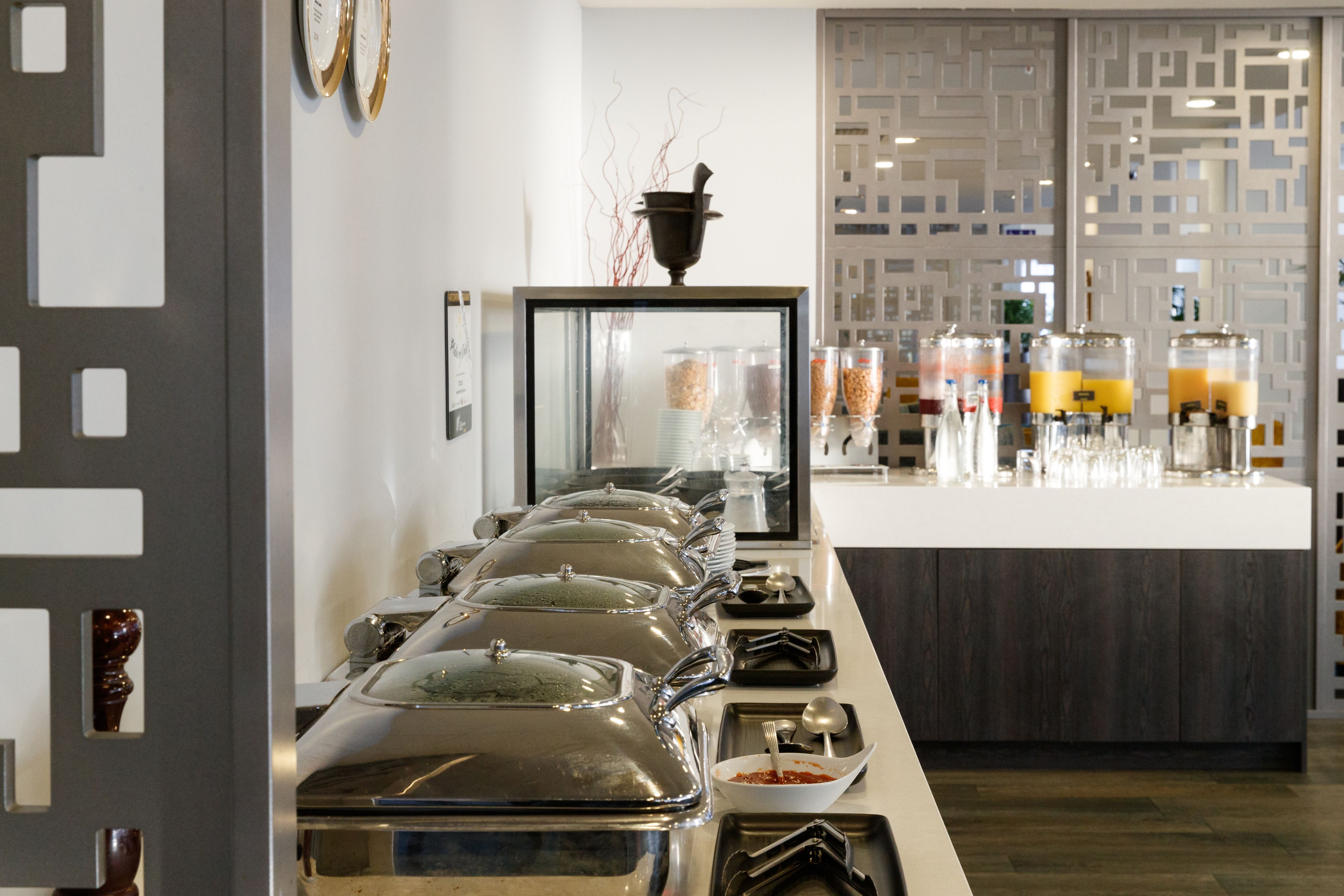 Daily buffet breakfast (NZD 35.00 per person)