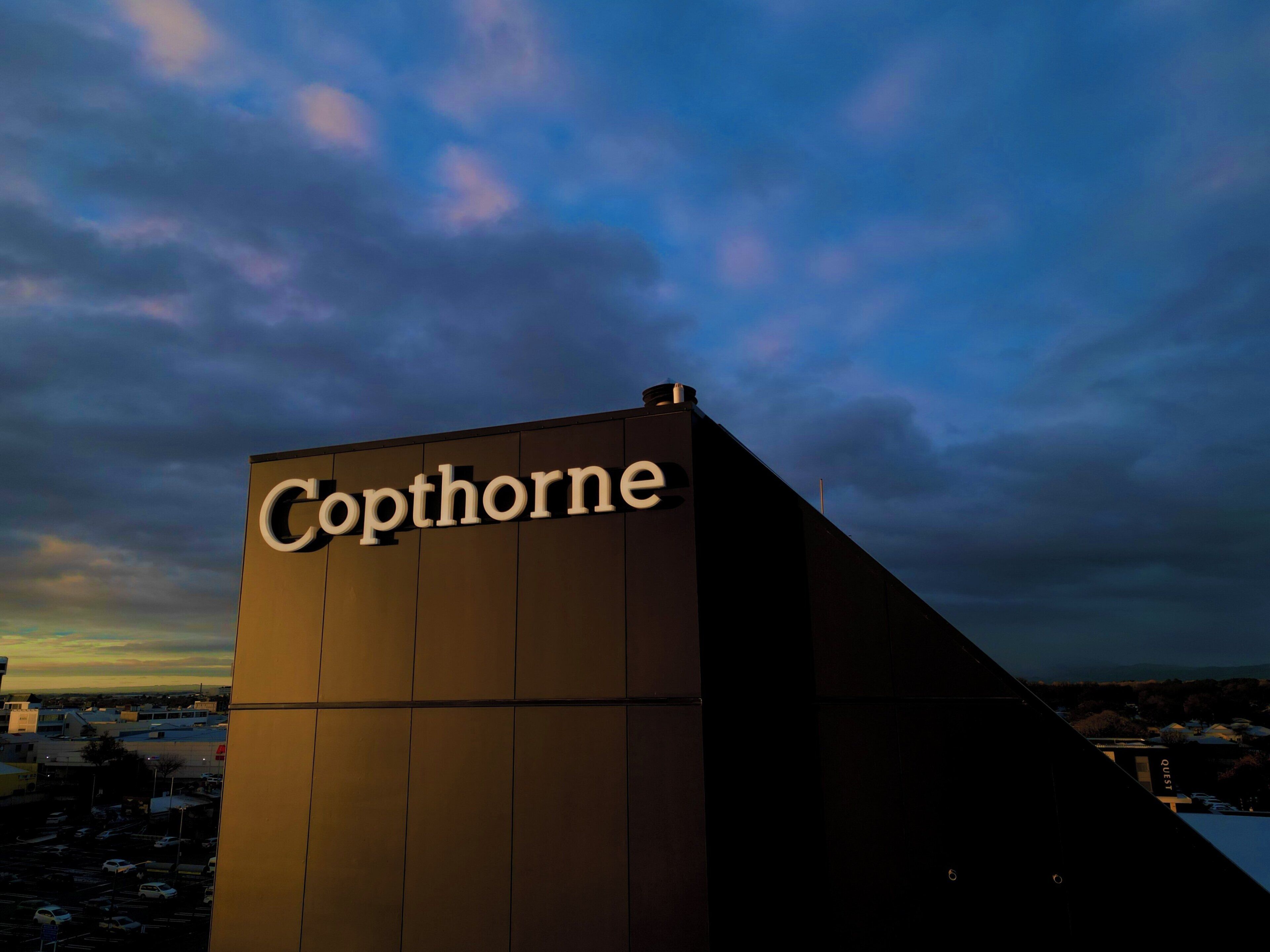 Un edificio con el letrero 'Copthorne' en su fachada.