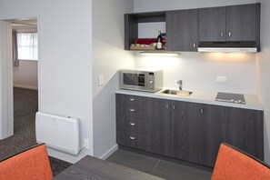 Habitación familiar | Cocina privada | Frigorífico, hervidor eléctrico y productos de limpieza ecológicos