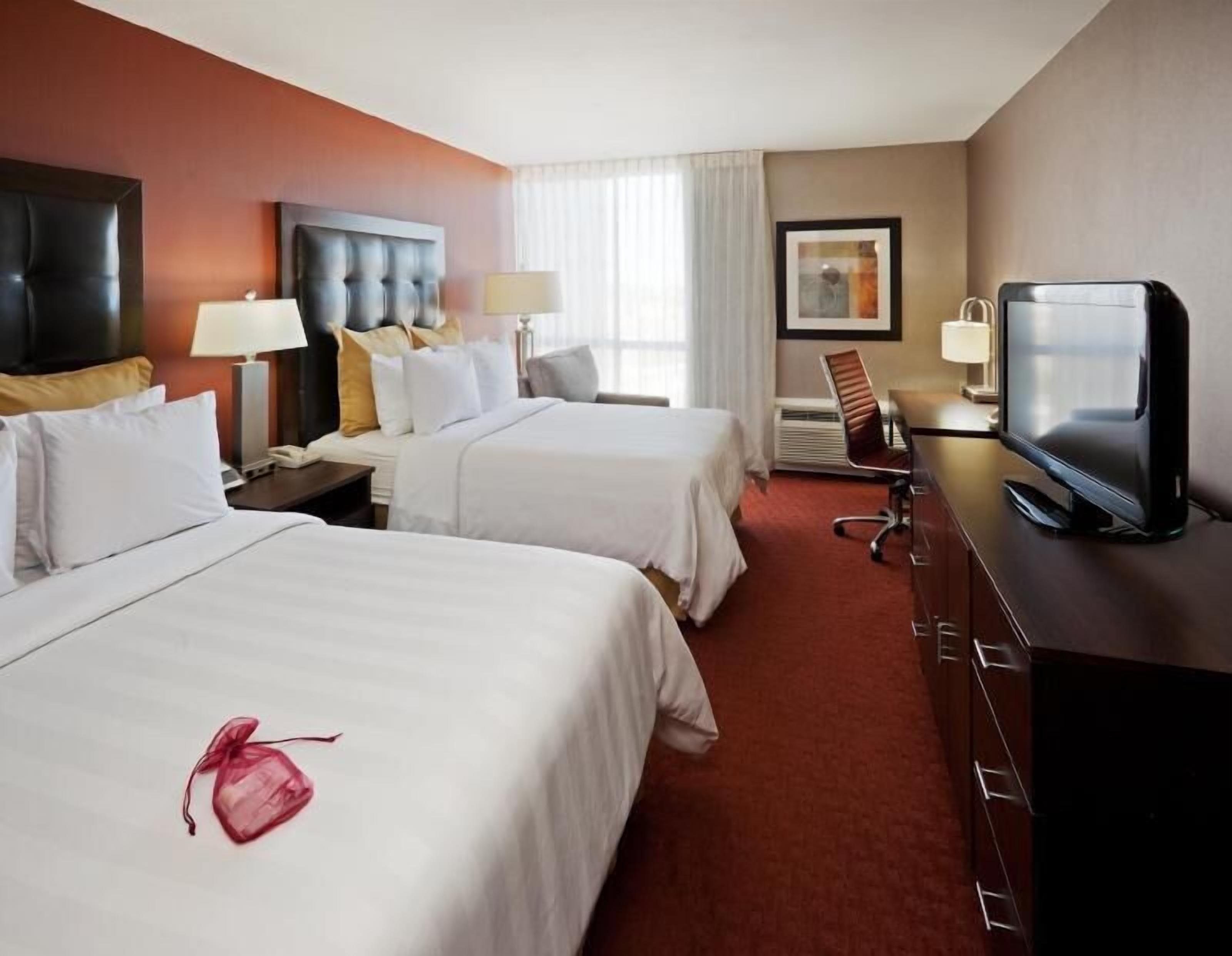 Työpöytä, kannettavalle tietokoneelle sopiva työtila, pimennysverhot