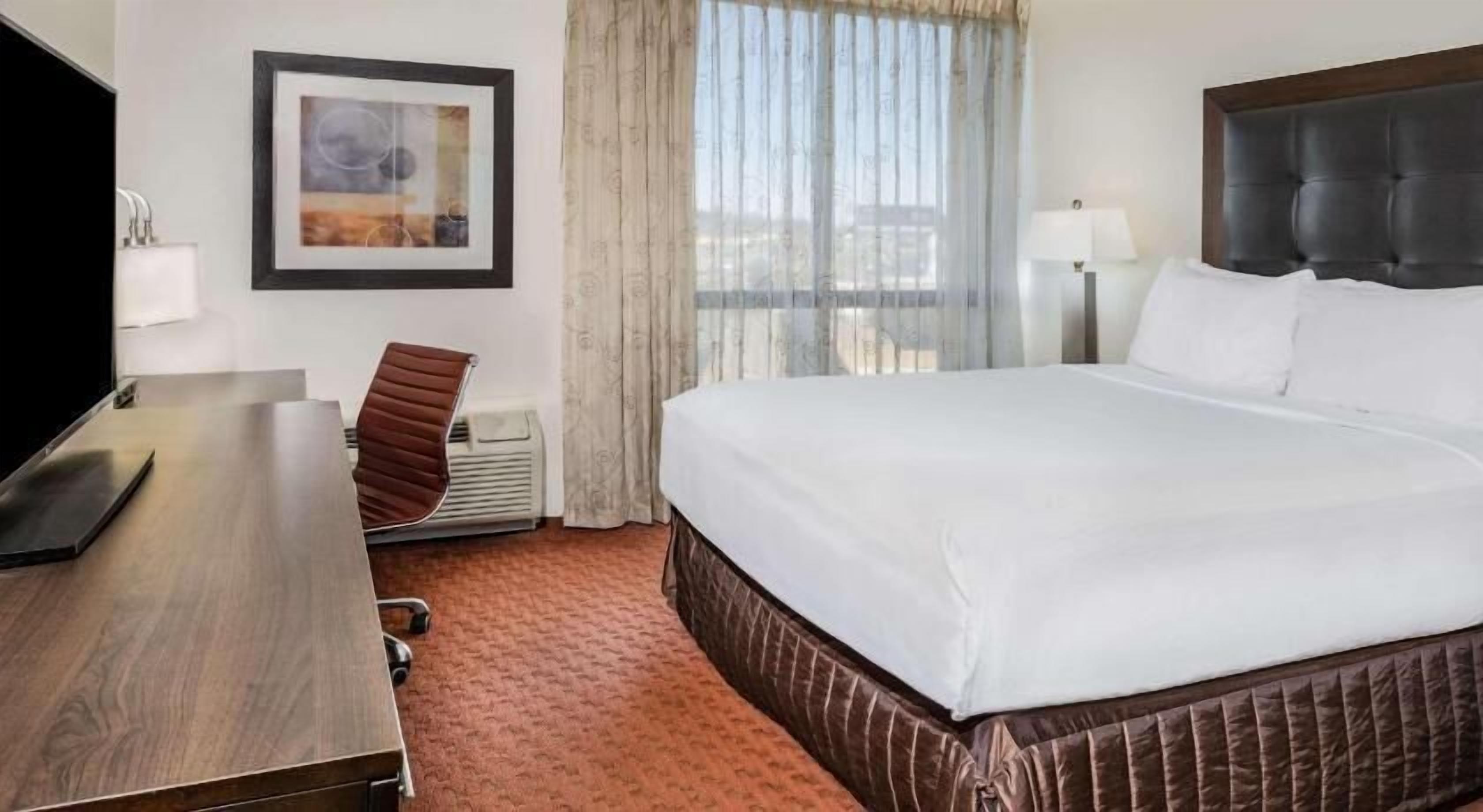 Työpöytä, kannettavalle tietokoneelle sopiva työtila, pimennysverhot