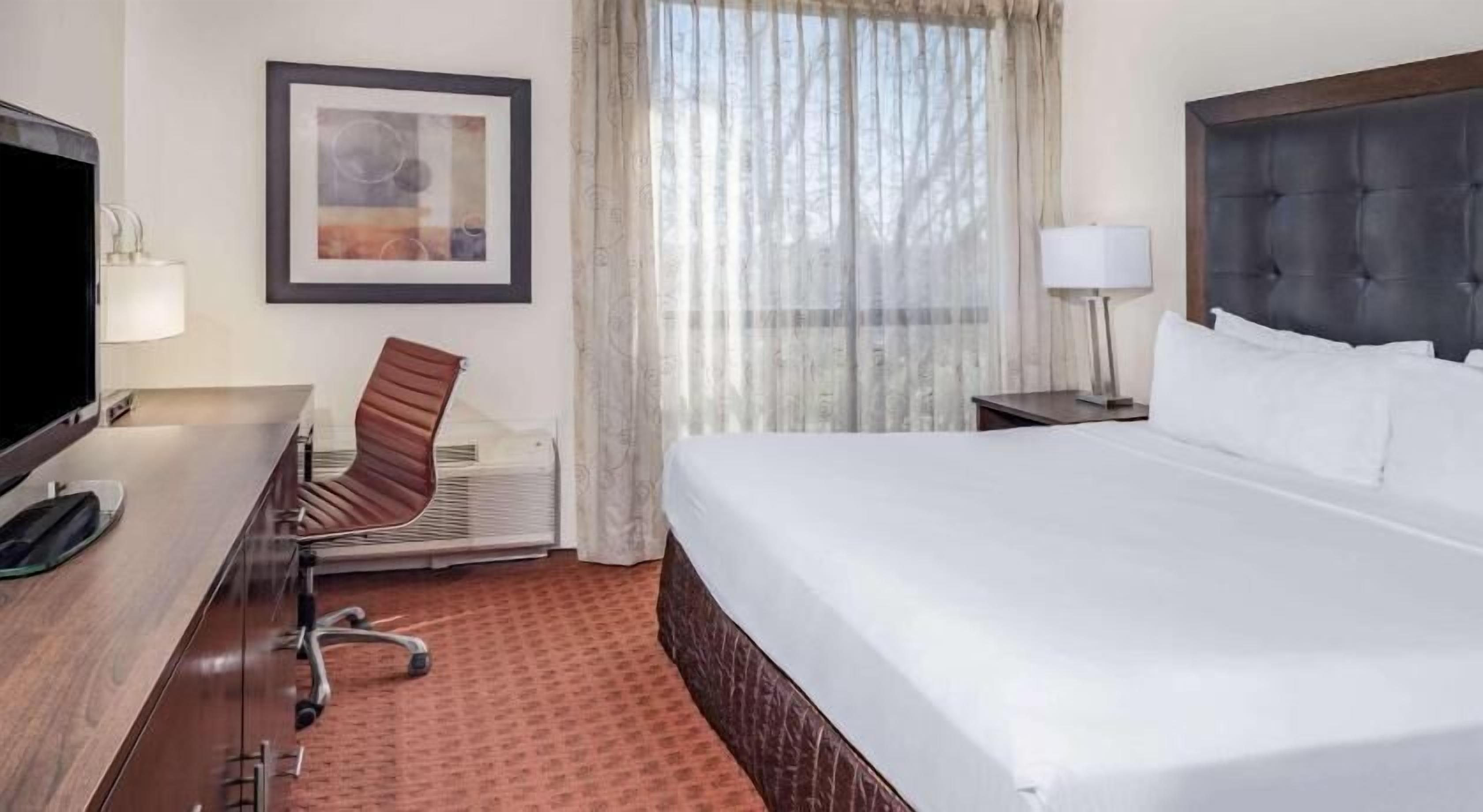 Työpöytä, kannettavalle tietokoneelle sopiva työtila, pimennysverhot