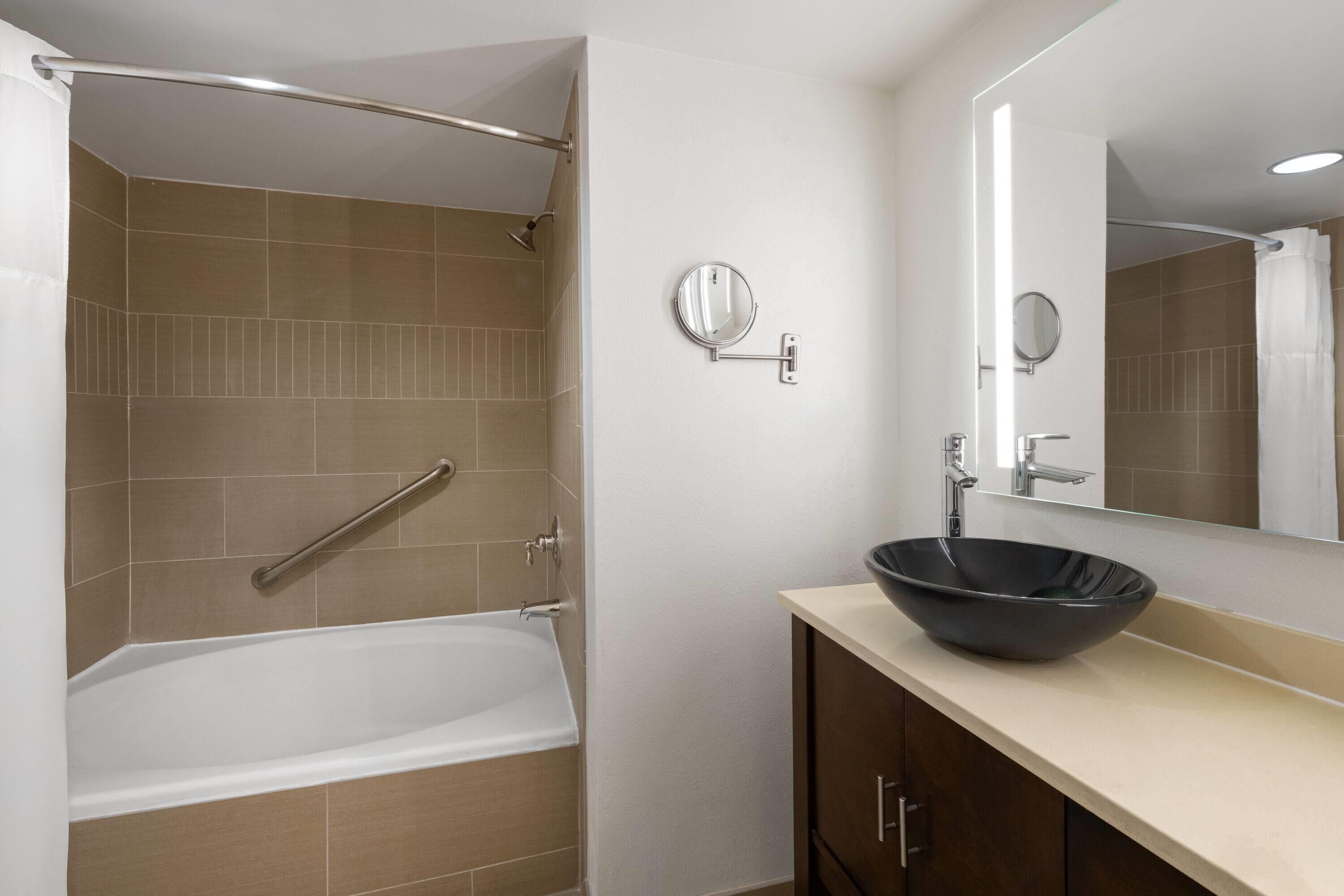 Deluxe Suite, 1 King Bed, Non Smoking | Bathroom | Combined shower/tub, hair dryer, towels, soap