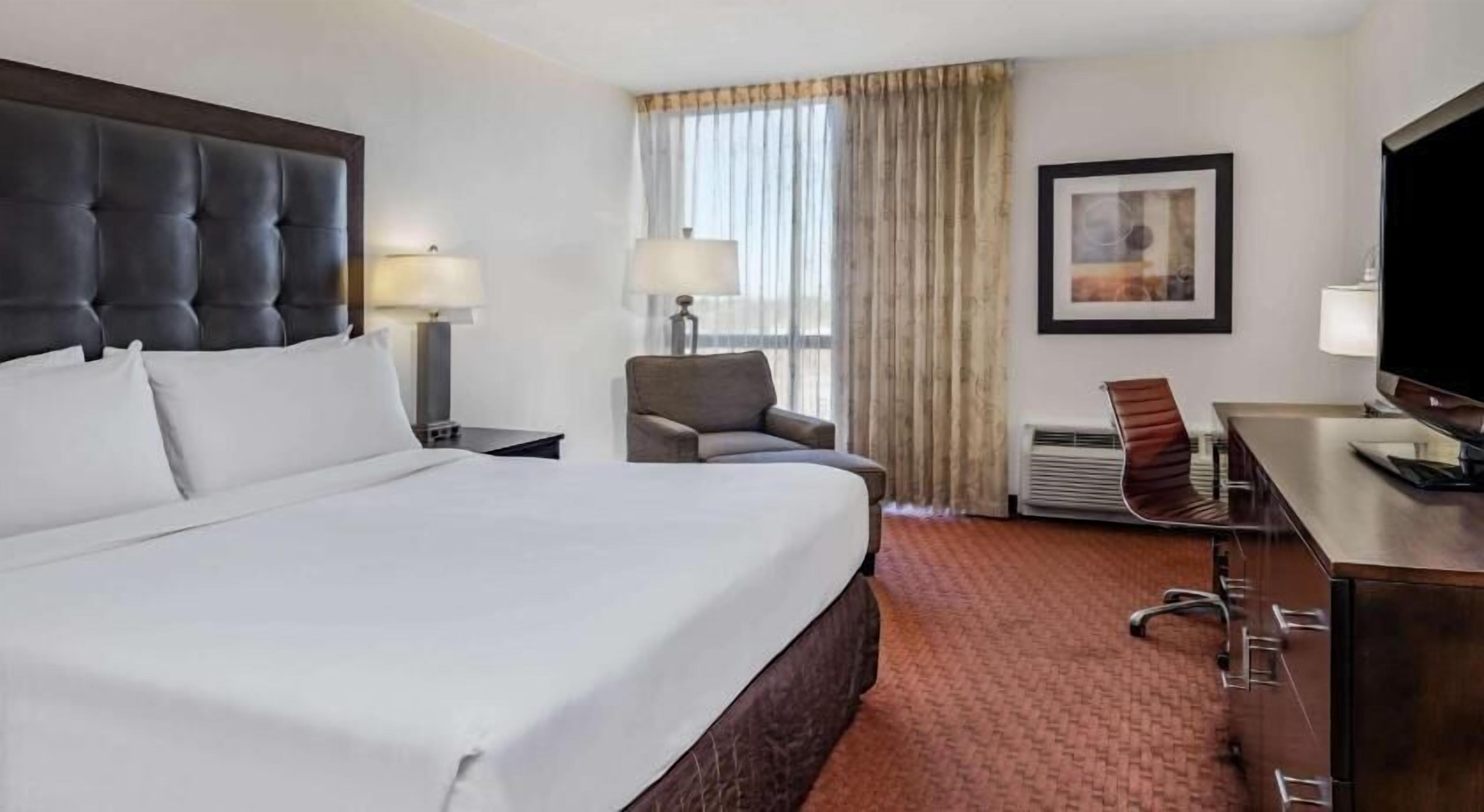 Työpöytä, kannettavalle tietokoneelle sopiva työtila, pimennysverhot