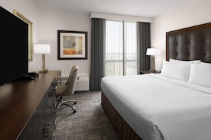 Suite junior, 1 cama King size, para no fumadores | Escritorio, espacio para trabajar con laptop y cortinas blackout