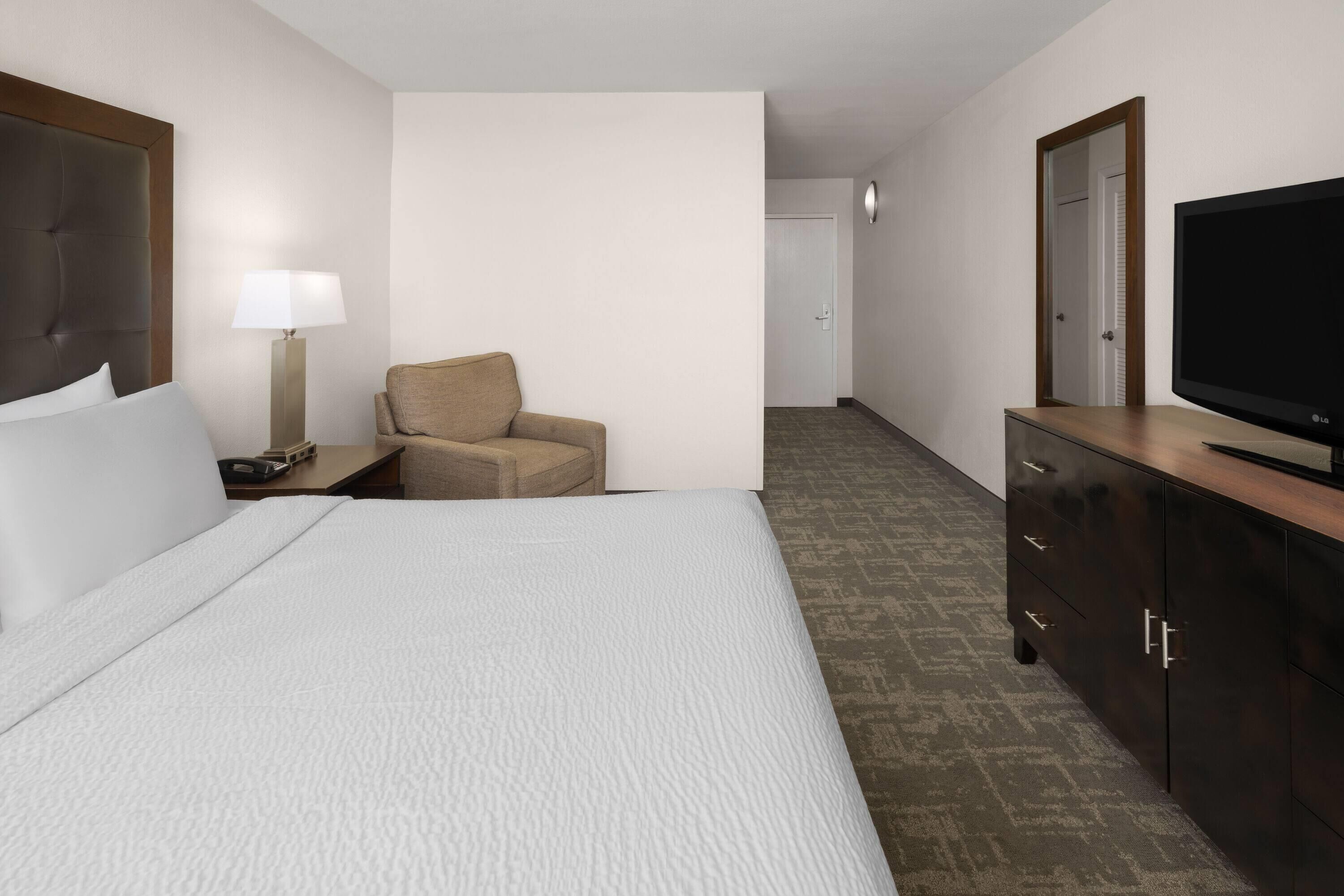 Room, 1 King Bed, Accessible, Non Smoking (Mobility Bathtub w/Grab Bars) | Desk, laptop workspace, blackout drapes, iron/ironing board