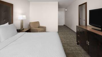 Room, 1 King Bed, Accessible, Non Smoking (Mobility Bathtub w/Grab Bars) | Desk, laptop workspace, blackout drapes, iron/ironing board