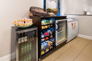 Zona de máquinas expendedoras con snacks, bebidas y helados.