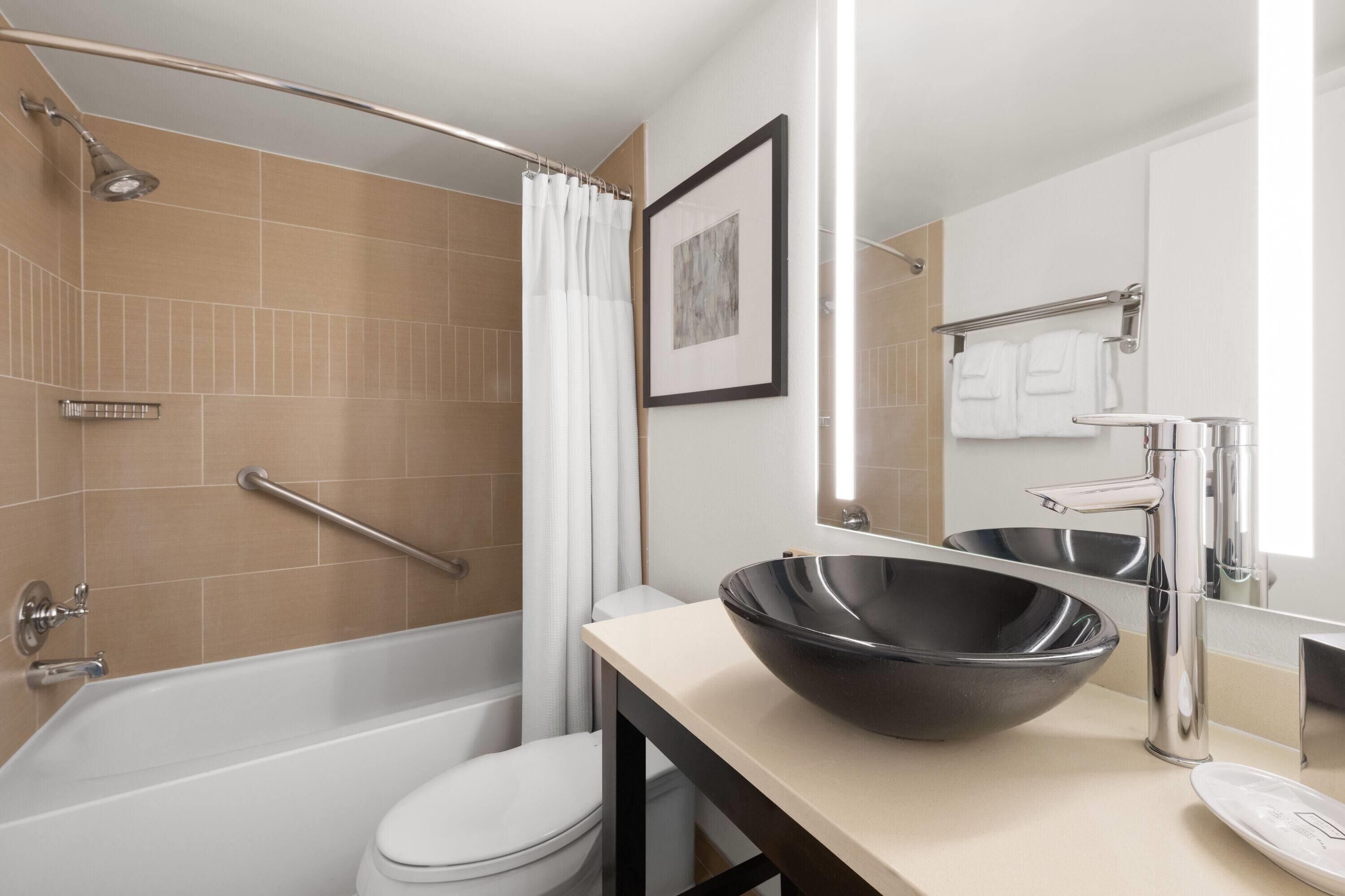 Room, 1 Queen Bed, Non Smoking | Bathroom | Combined shower/tub, hair dryer, towels, soap
