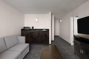 Escritorio, espacio para trabajar con laptop y cortinas blackout