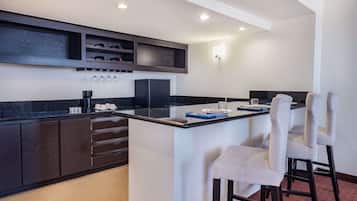 Suite « Premier », 1 trÚs grand lit, non-fumeurs | Bureau, espace de travail pour ordinateur portable, rideaux occultants