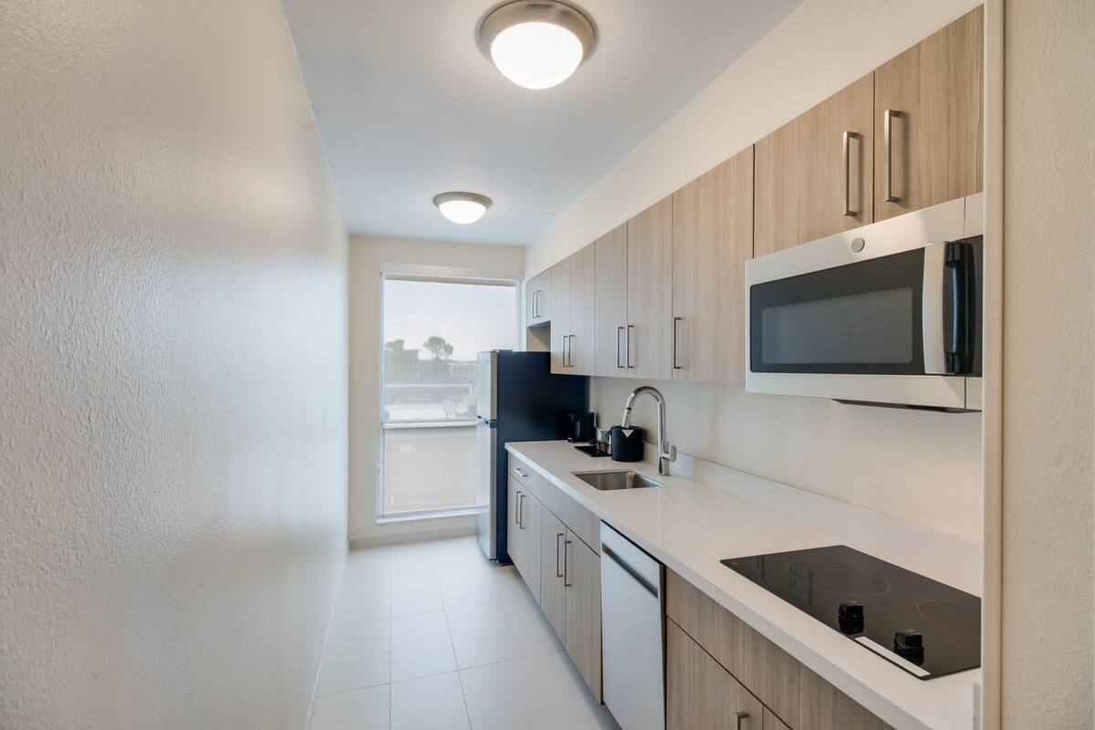 Suite, 2 habitaciones | 1 dormitorio, ropa de cama hipoalergénica, escritorio y cortinas opacas