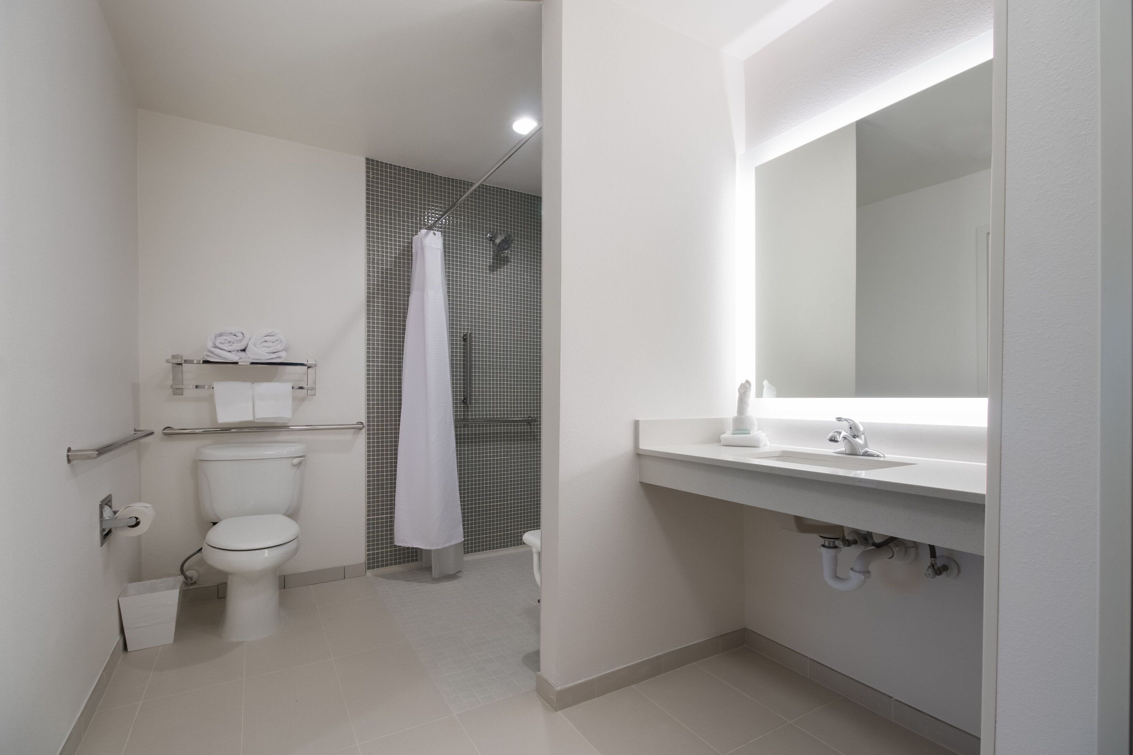 combined shower/bathtub, eco-friendly toiletries, hair dryer, towels