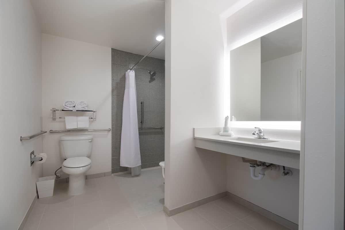 combined shower/bathtub, eco-friendly toiletries, hair dryer, towels