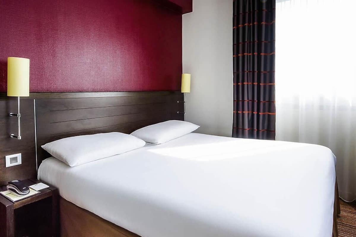 Standard Double Room, 1 Double Bed | Desk, blackout drapes, soundproofing, iron/ironing board