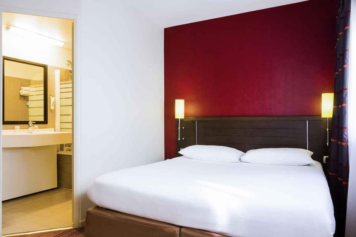 Standard Double Room, 1 Double Bed | Desk, blackout drapes, soundproofing, iron/ironing board