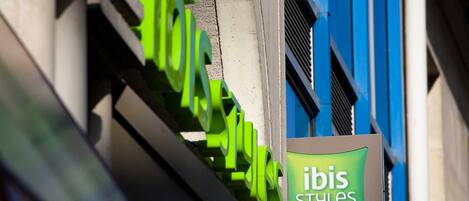 Schild für Ibis Styles Hotels mit grün-weißem Farbschema.