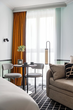 Phòng Deluxe, 1 giường đôi và sofa giường, phù hợp cho người khuyết tật | Két bảo mật tại phòng, bàn, phòng cách âm, bàn ủi/dụng cụ ủi quần áo
