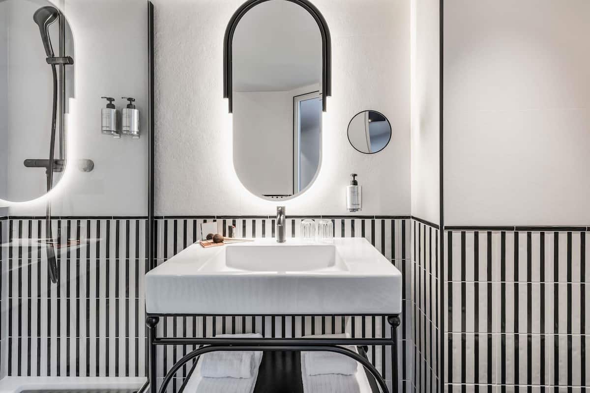 Una cassaforte in camera, una scrivania, postazione laptop